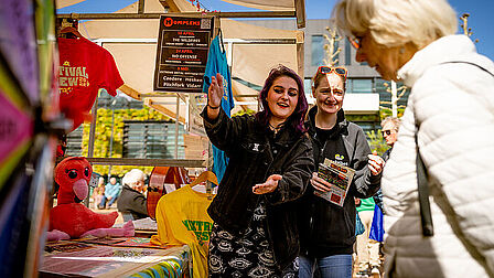 Bezoeker voor een kraampje met producten