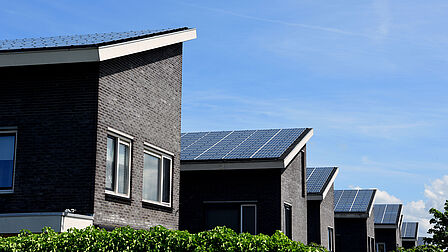 Huizen met zonnepanelen in Zuid-Scharwoude