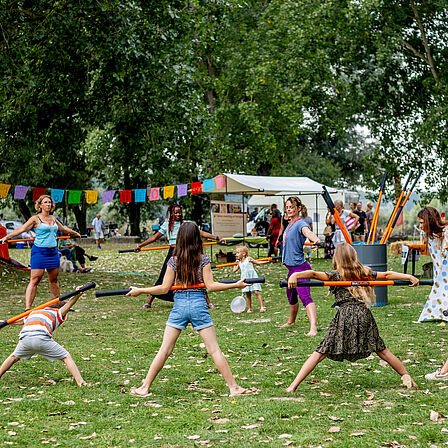 Sfeerfoto op het festival: kinderen spelen een spel.