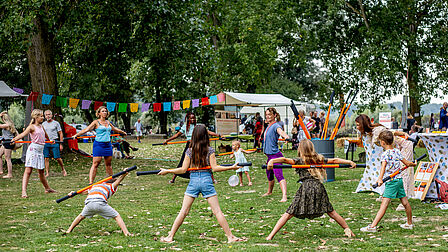 Sfeerfoto op het festival: kinderen spelen een spel.