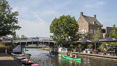 Kanoërs op het water in Broek op Langedijk