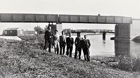 Op de voorgrond de in 1941 aangelegde Groene Brug met erachter nog zichtbaar de oude Klaas van der Molenbrug